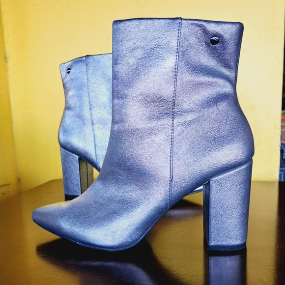 Simply Vera Vera Wang Shoes - Simply Vera Vera Wang Women's Silver Boots Sz 7 1/2